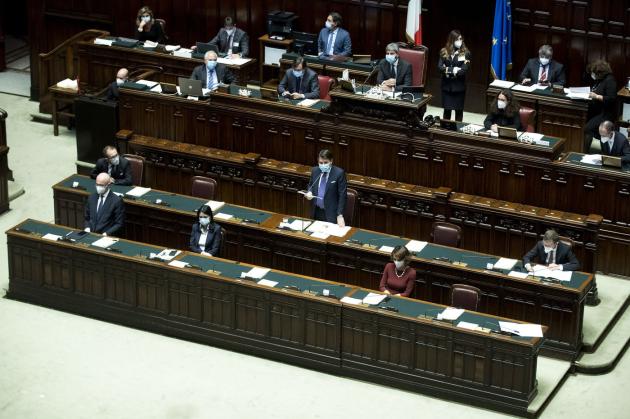 Covid, nuovo Dpcm Conte: coprifuoco nazionale, dad 100% alle superiori, centri commerciali chiusi nel weekend e trasporti al 50%. Misure più rigide nelle 3 aree di rischio