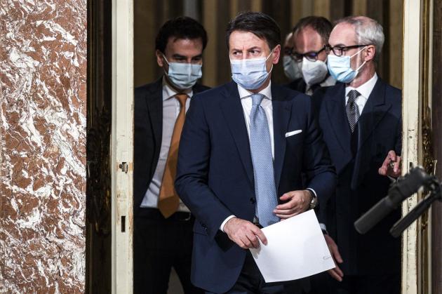 Governo, spunta il piano anti-Covid: liberi per Natale, ma a metà gennaio si richiude tutto. Rumors