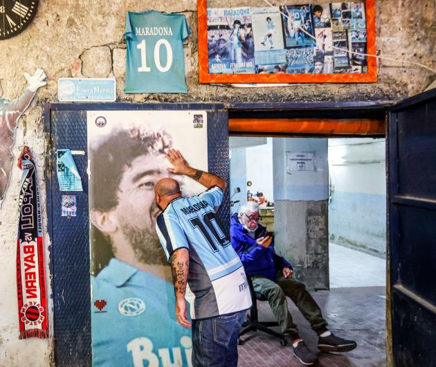 Maradona, aperta camera ardente: in migliaia in coda per dare l'ultimo saluto