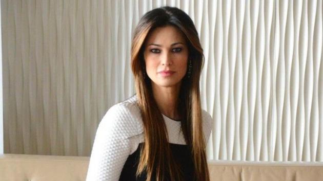 Manuela Arcuri: "Ménage à trois con Berlusconi per farci lavorare? La mia verità"