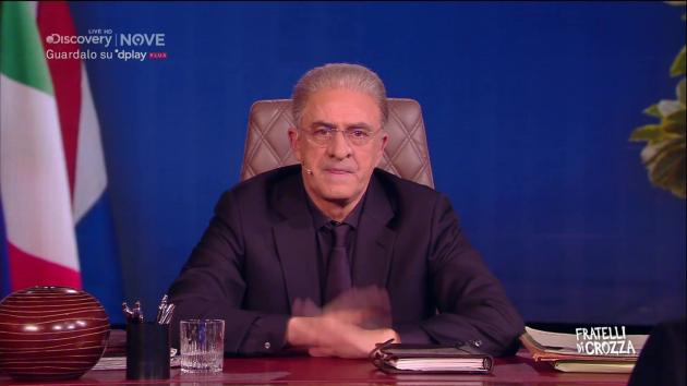 Crozza/De Luca contro Zaia: "Con tampone fai da te rischio di arrivare al cervello. Di maio affondi pure, tanto non c’è pericolo..."