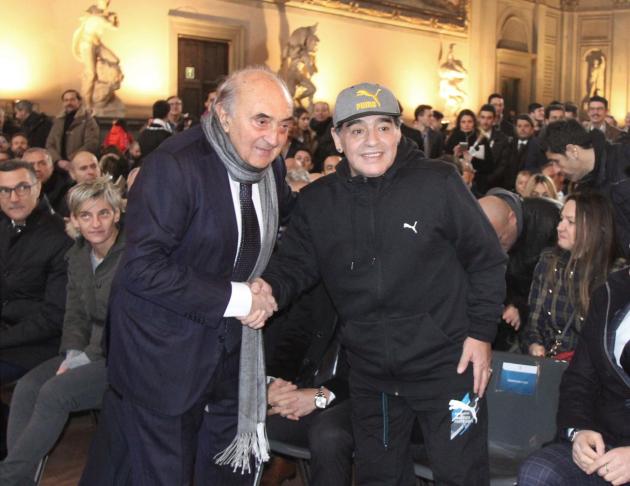 Paura per l'ex presidente del Napoli Corrado Ferlaino: cade dalle scale e si frattura il naso