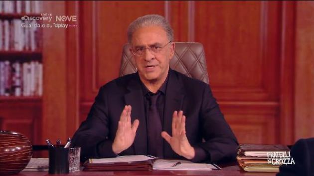 Crozza/De Luca, Di Maio è la moneta falsa data al parcheggiatore abusivo che custodisce un’auto rubata