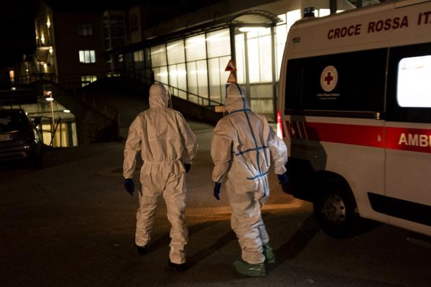 Napoli, partorisce in casa, ma la neonata muore: Procura indaga