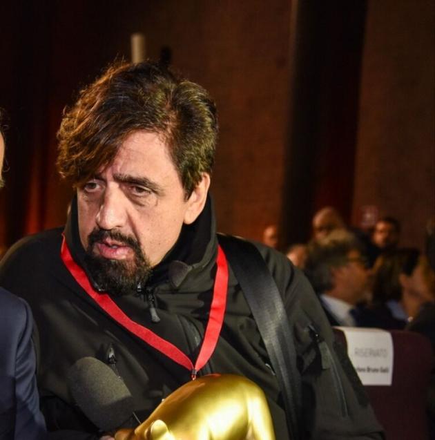 Striscia la Notizia, Valerio Staffelli finisce in ospedale mentre insegue Roberto Bolle: ecco cos'è successo