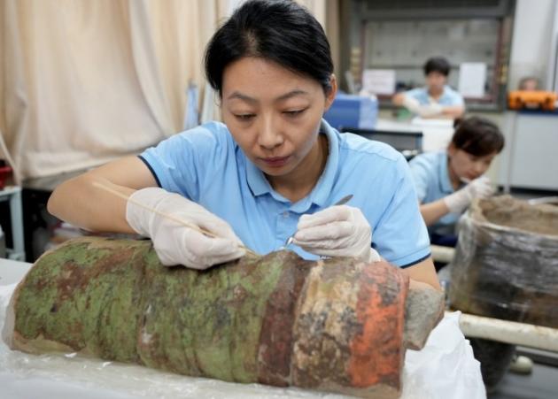 Cina: restauro dei colori dei guerrieri di terracotta