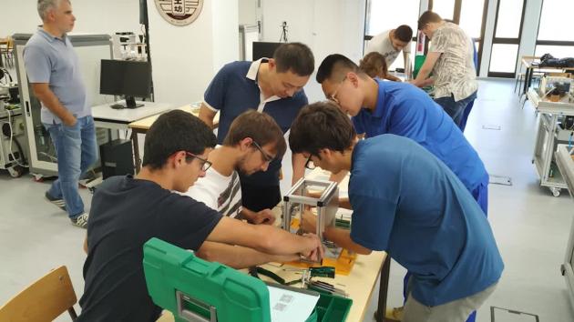 Portogallo: workshop professionalizzante cinese promuove manodopera qualificata
Luban Workshop offre formazione di qualità in automazione elettrica, robotica industriale