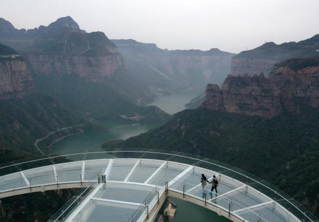 Cina: Henan, turisti visitano punto panoramico di Baoquan (1)