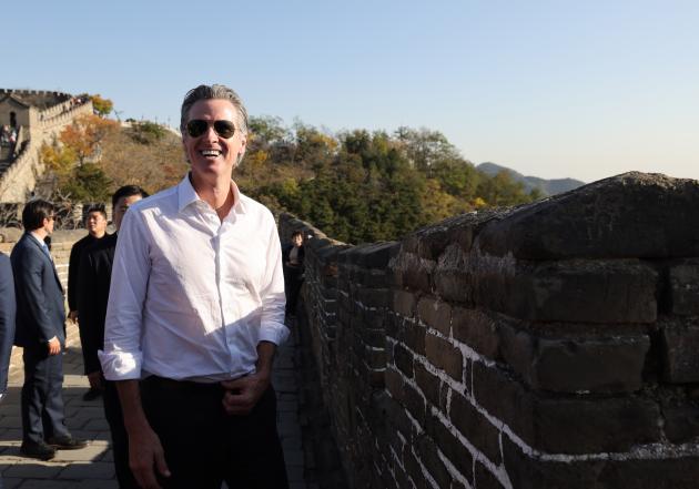 Cina: Pechino, governatore della California visita Grande Muraglia (1)