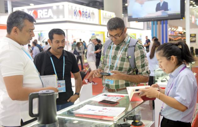 Cina: siglati +12 mld dollari accordi export a prima fase Fiera Canton