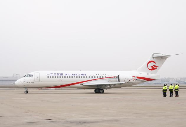 Cina: consegna primi due aerei da carico ARJ21 convertiti