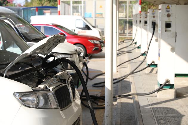 Cina: costruisce 20.000 colonnine ricarica in aree servizio autostradali