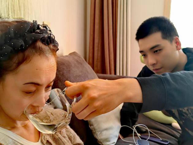 Cina: giovane si prende cura della madre malata fin dall'infanzia