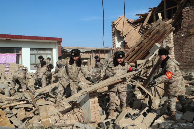 Cina: Gansu, PAPF e PLA prestano soccorsi per sisma (2)