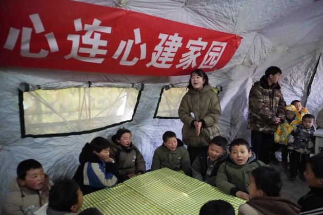 Cina: Gansu, attività per bambini in un rifugio di Jishishan (1)