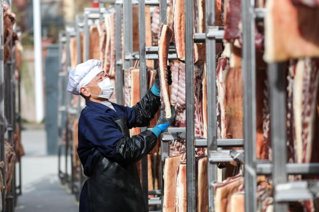 Cina: Huangshan, lavorazione dei salumi durante l'inverno (2)