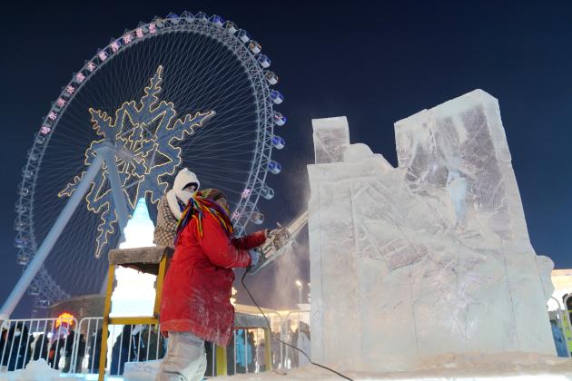 Cina: Heilongjiang, gara di sculture di ghiaccio a Harbin (2)