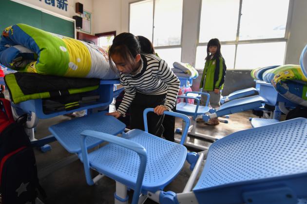 Cina: Hunan, sedie pieghevoli migliorano riposo di studenti (1)