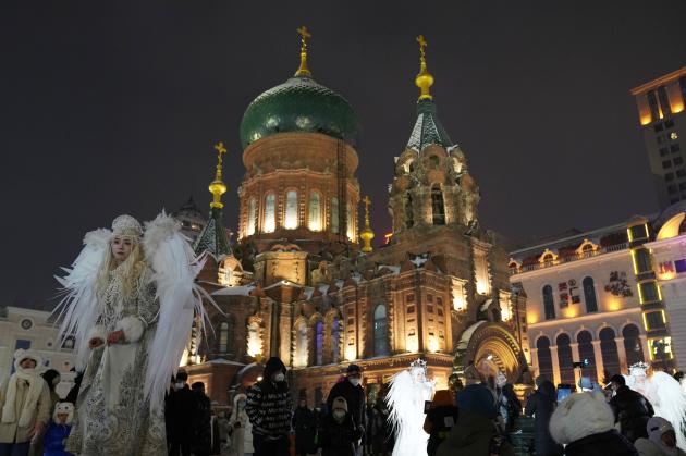 Cina: Heilongjiang, piazza della cattedrale accoglie turisti (1)