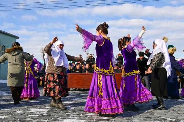 Cina: Xinjiang, attività ricreative per pastori in stazioni di servizio (3)