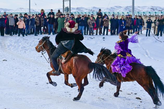 Cina: Xinjiang, attività ricreative per pastori in stazioni di servizio (2)