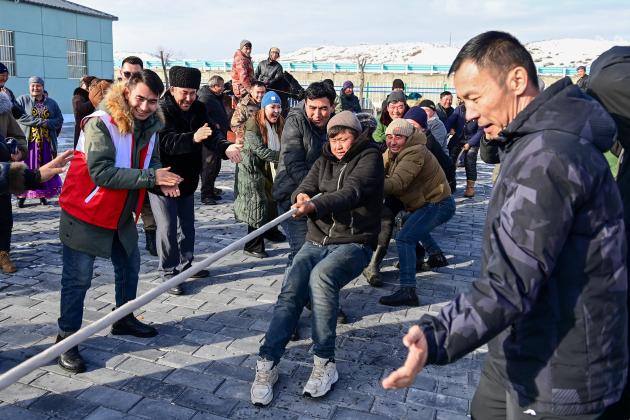 Cina: Xinjiang, attività ricreative per pastori in stazioni di servizio (1)