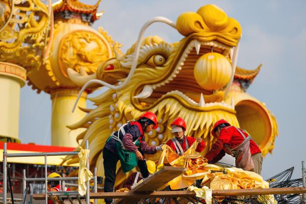 Cina: preparativi per lo spettacolo delle lanterne a Zigong (2)