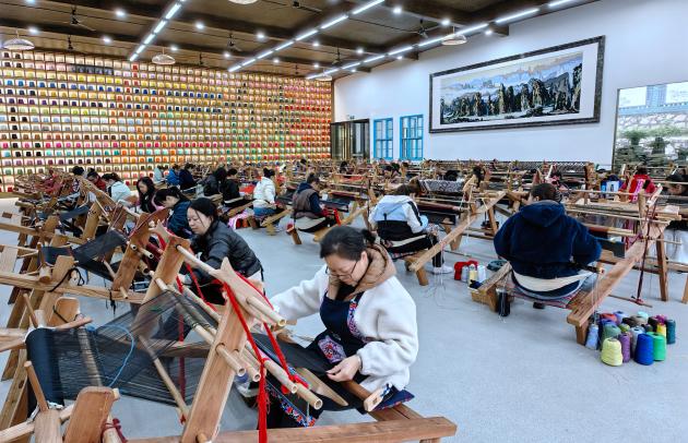 Cina: Hunan, fabbrica innovativa di broccati etnici a Zhangjiajie (2)