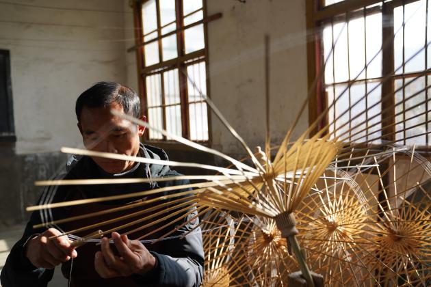 Cina: Jiangxi, fabbricazione di ombrelli di carta Jialu (3)