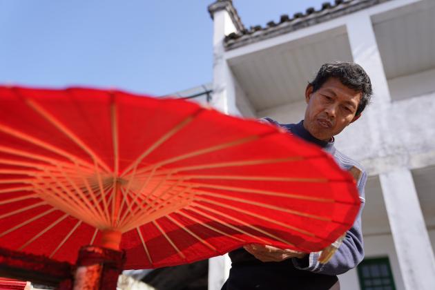 Cina: Jiangxi, fabbricazione di ombrelli di carta Jialu (2)