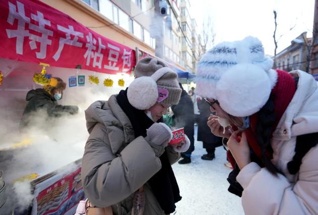 Cina: Harbin, turisti provano specialità locali nei mercati mattutini