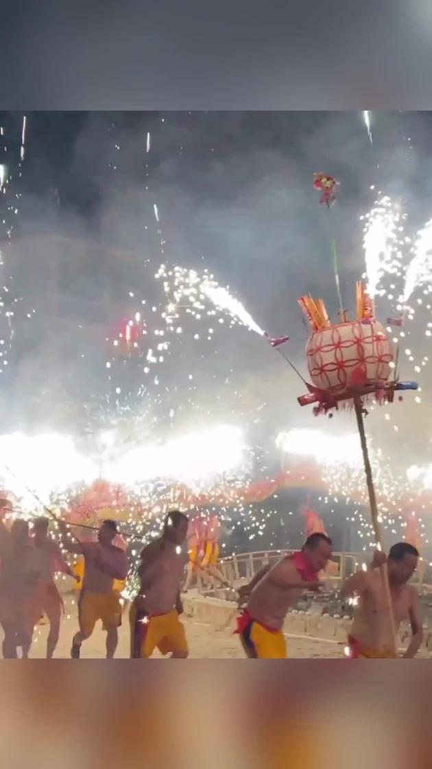 Cina: Guangdong, impressionante danza del drago di fuoco a Meizhou
Patrimonio culturale immateriale nazionale, la danza risale a oltre 300 anni fa