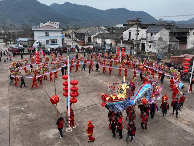 Cina: Zhejiang ospita parata di danza del drago con lanterne (3)