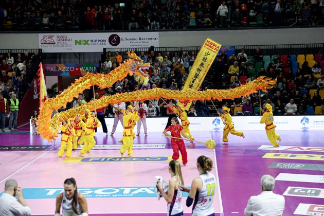 Passione per la danza del drago di appassionati italiani del Kung Fu