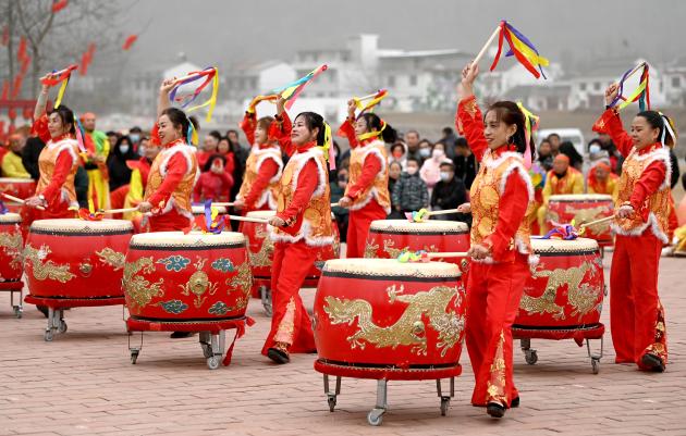 Cina: Shaanxi, danzatori di tamburi si esibiscono a Xi'an