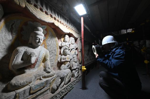 Cina: Shanxi, "dottori dei reperti" tutelano grotte di Yungang (2)