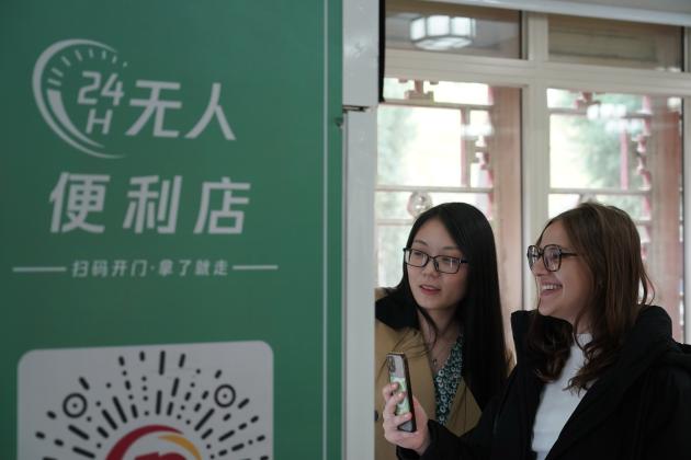 Cina: aumenta limite di singole transazioni mobili a 5.000 dollari per turisti stranieri