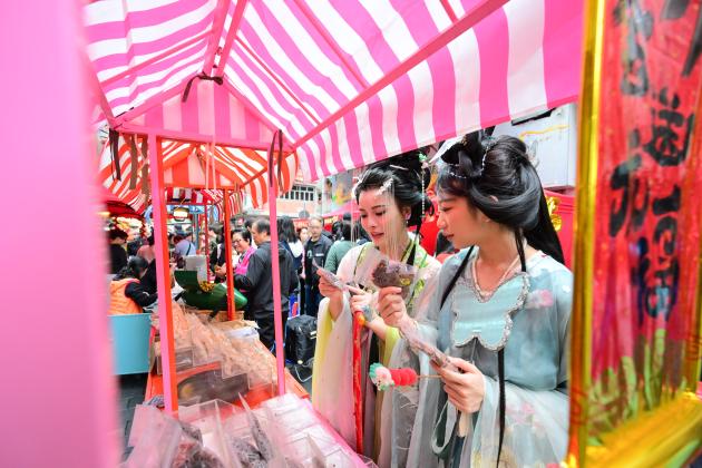 Cina-Italia: abiti tradizionali cinesi riemergono come trend di moda