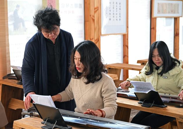 Cina: Jiangxi, fabbricatore di Guqin a Yihuang (2)
