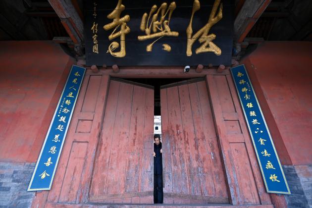 Cina: Shanxi, guardiano di reperti culturali nel tempio di Faxing (1)