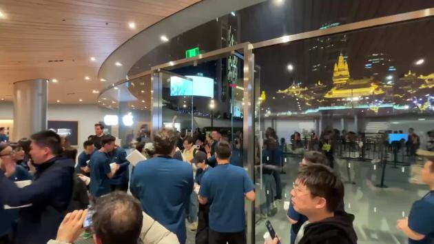 Shanghai, Apple apre maggior punto vendita nella Cina continentale
Tim Cook, CEO dell'azienda, ha aperto le porte e ha dato il benvenuto ai consumatori cinesi