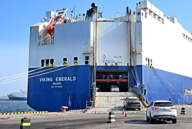 Cina: Shandong, veicoli merci nel porto di Yantai (2)