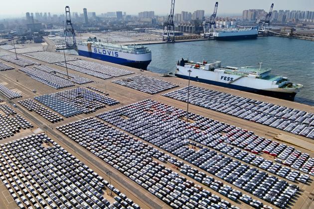 Cina: Shandong, veicoli merci nel porto di Yantai (1)