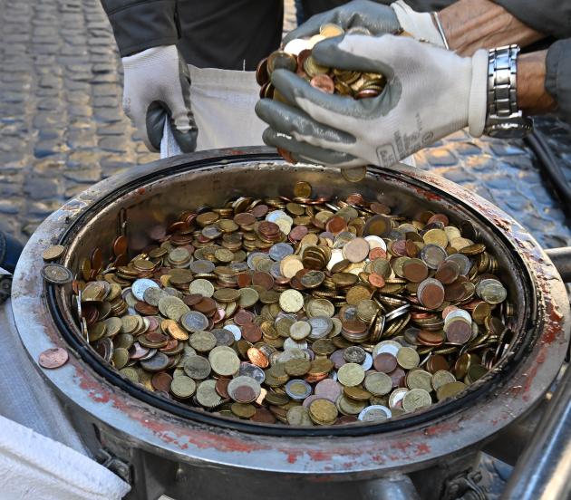 Italia: Roma, raccolta delle monete nella Fontana di Trevi (1)