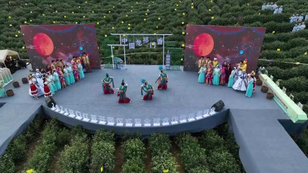 Cina: Qimen, al via raccolta del tè nero famoso in tutto il mondo
Cerimonia di apertura piantagioni e incontro con partner mondiali attira commercianti da vari Paesi