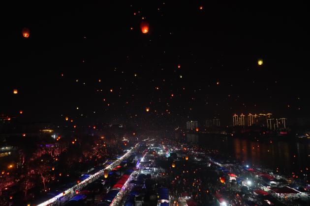 Cina: lancio delle lanterne Kongming nello Yunnan (3)