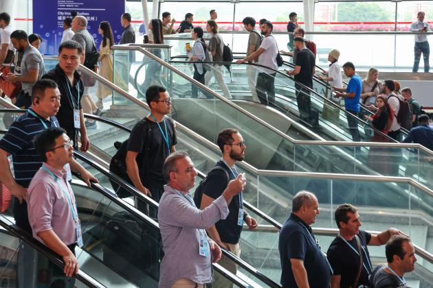 Cina: Guangdong, acquirenti stranieri a Fiera di Canton (1)
