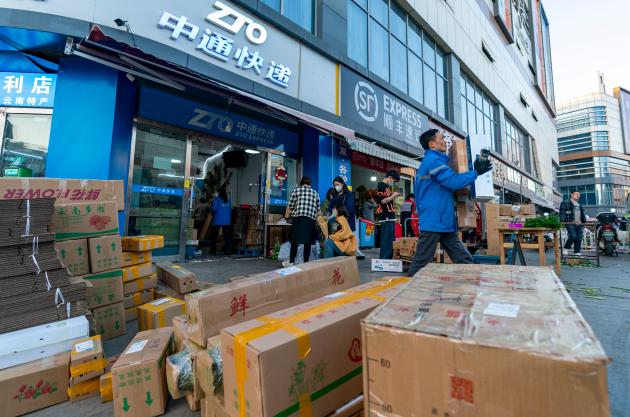 Pacchi low cost nel mirino, ma l&rsquo;Italia frena: la nuova tassa slitta al 1&deg; luglio 2026 e ridisegna i rapporti tra e-commerce, dogane e regole Ue