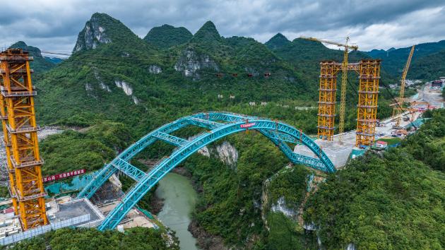 Cina: cantiere del ponte autostradale sul fiume Lami nel Guizhou (1)
