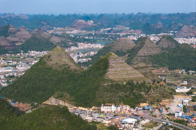 Cina: Guizhou, colline a forma di piramide ad Anlong (1)